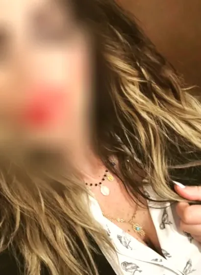 Mia, 28