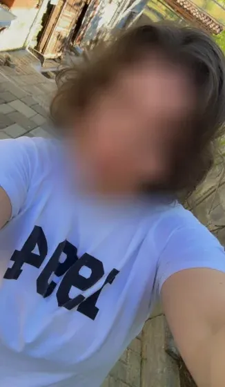 Mia, 32